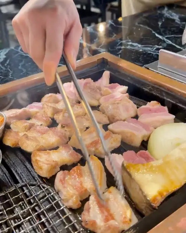 전문가의 손길로 구워지는 삼겹살