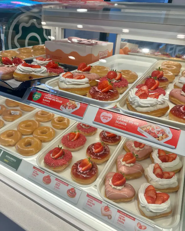 다양한 종류의 도넛이 진열된 쇼케이스