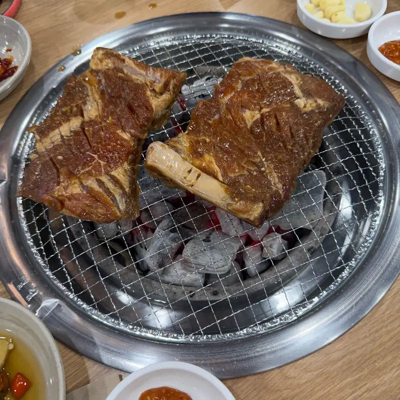숯불 위에서 맛있게 익어가는 돼지갈비