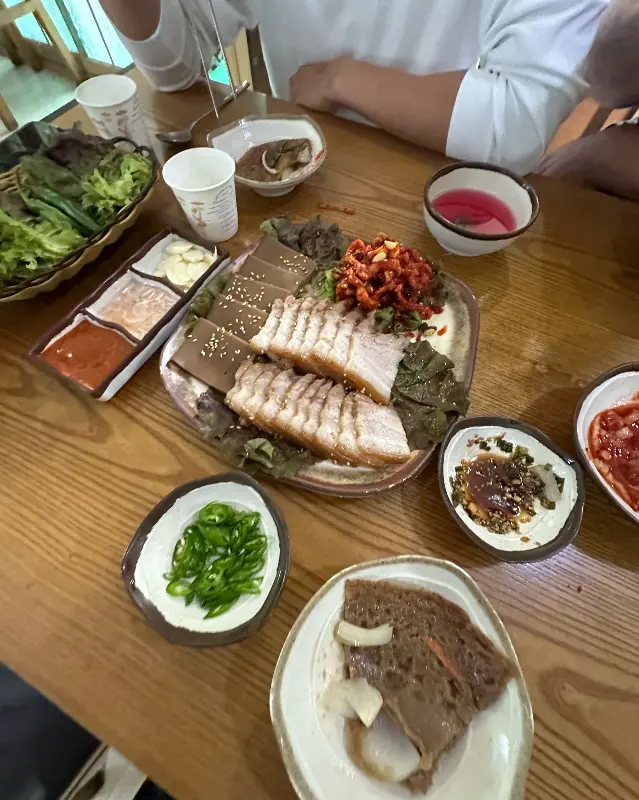 도토리묵 보쌈 한 상 차림