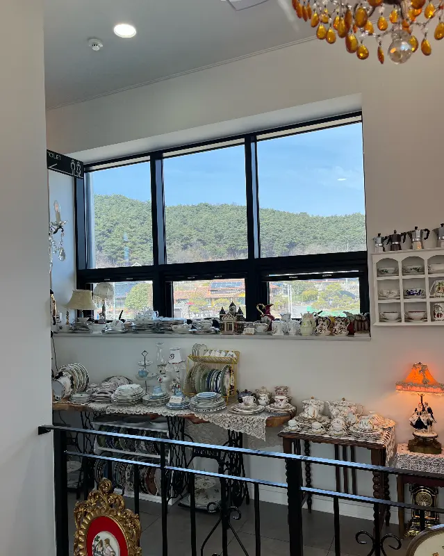 창밖으로 보이는 아름다운 풍경