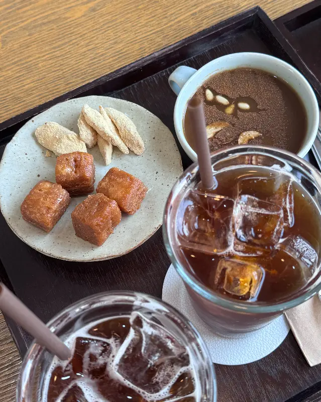 쟁반 위에 놓인 약과, 떡, 음료