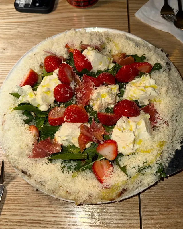 딸기 에멘탈 시즌 피자