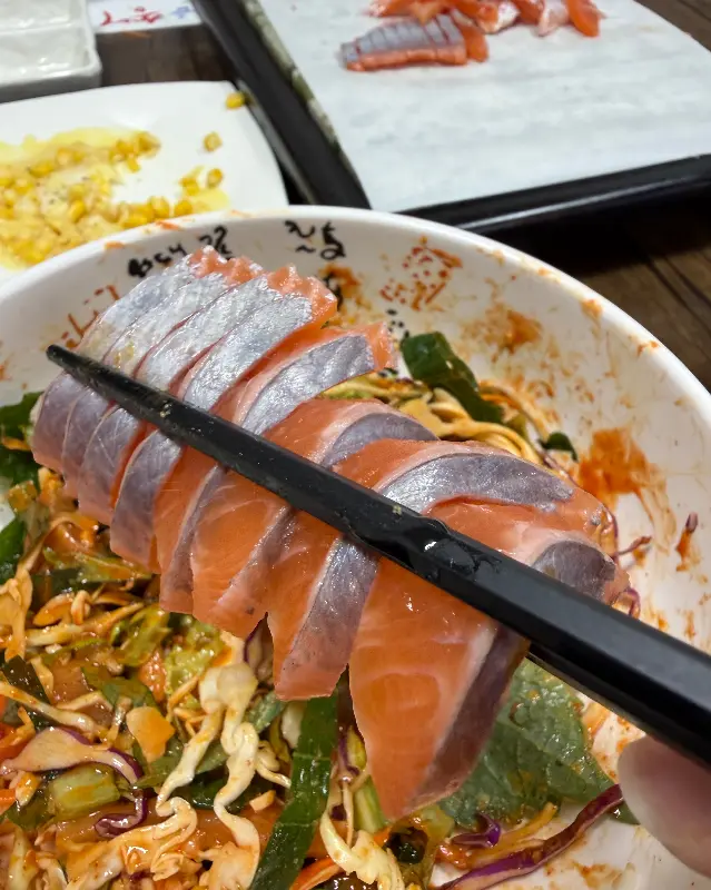 송어회와 야채의 환상적인 조합