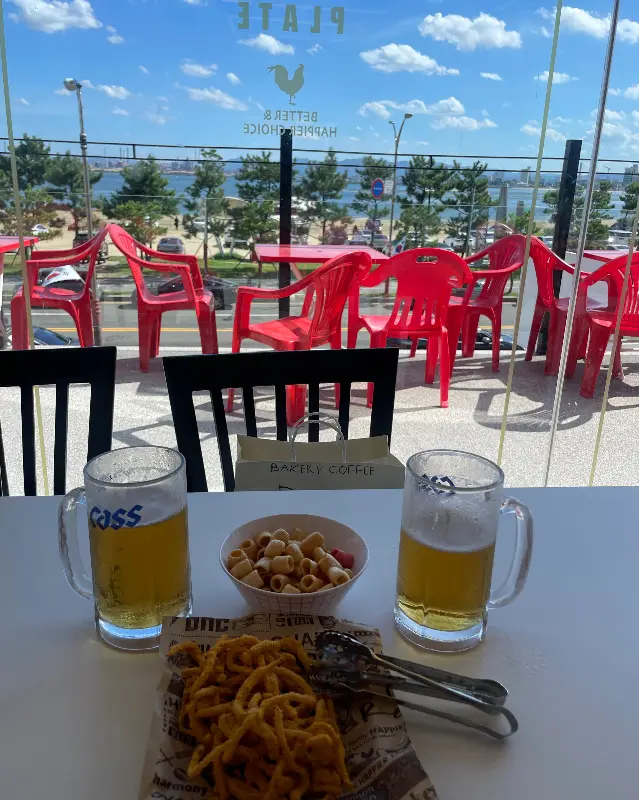 시원한 생맥주와 바다 풍경