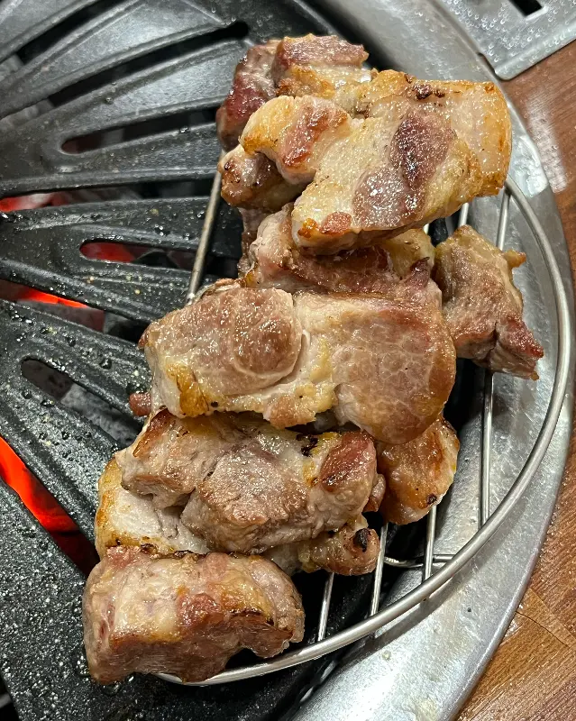 숯불 위에서 익어가는 가브리살