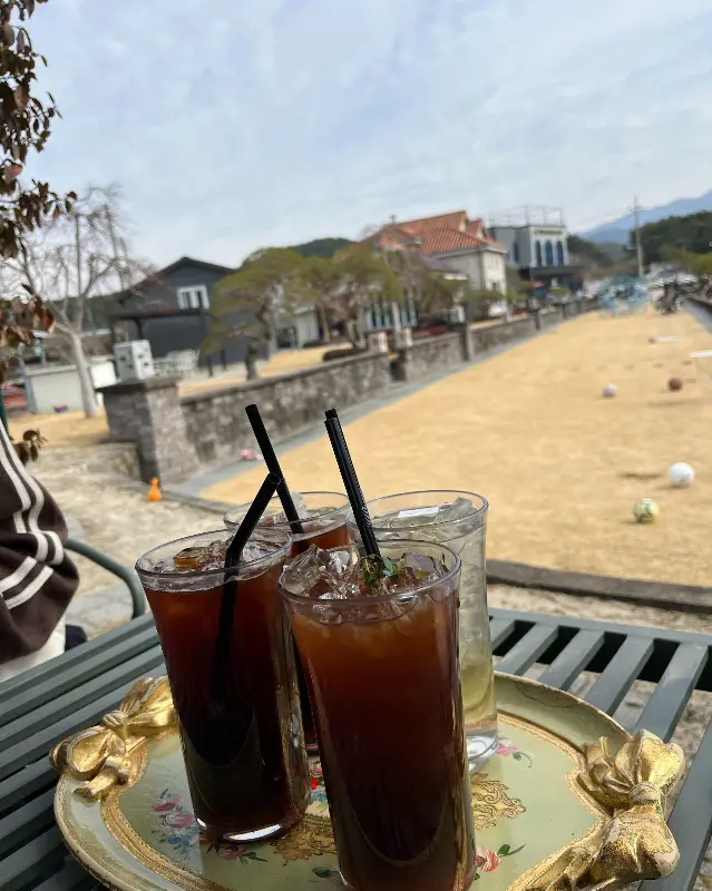 카페 야외 테이블에서 즐기는 커피 한 잔