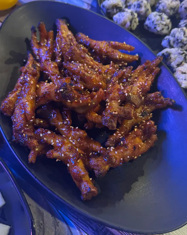 윤기가 흐르는 뼈 닭발