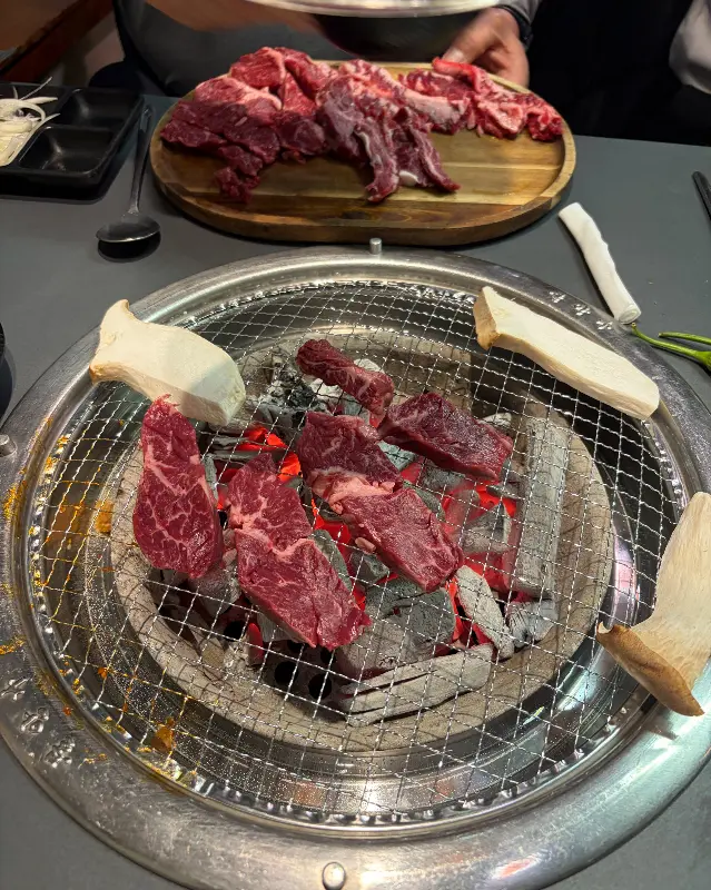 숯불 위에서 맛있게 구워지는 한우