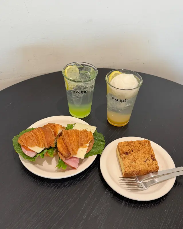 크로와상 샌드위치와 에이드