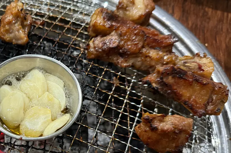 숯불 위에서 구워지는 돼지갈비