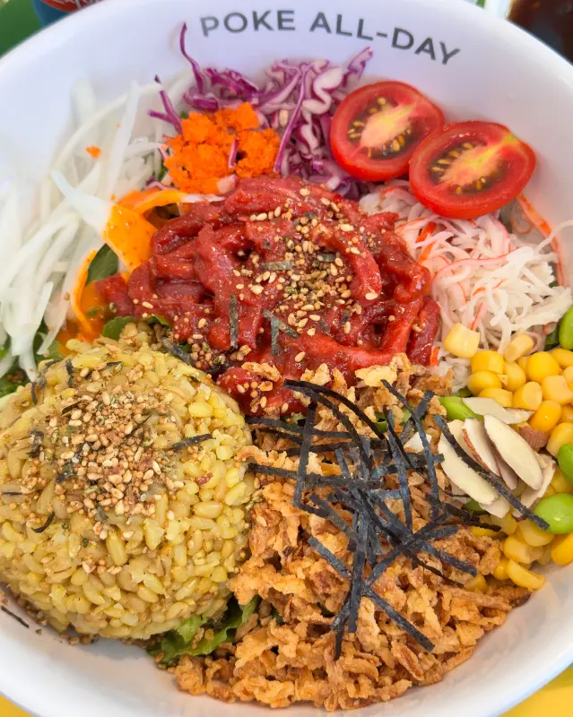 신선한 재료가 가득한 고추장 육회 포케