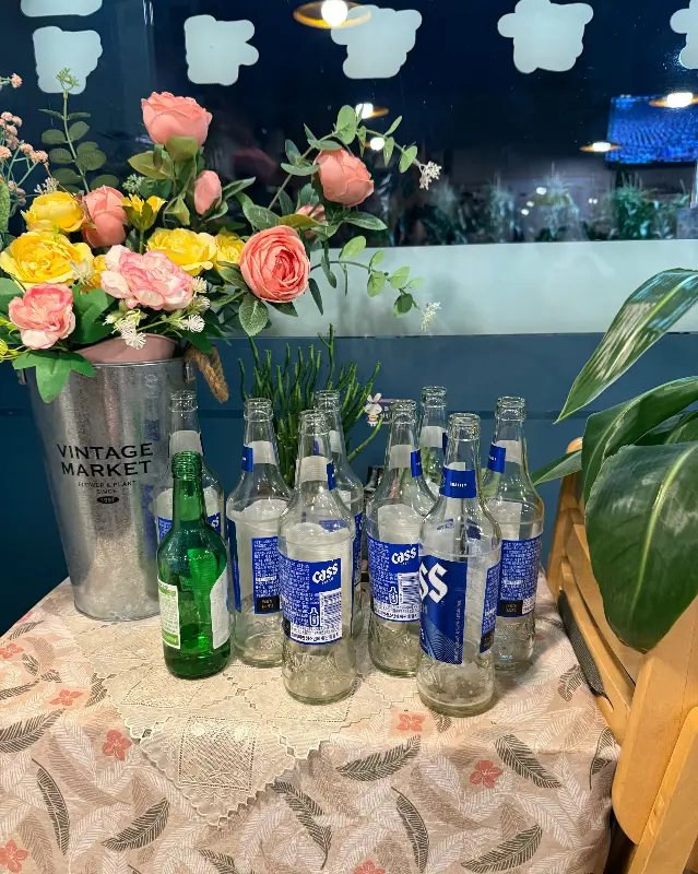 가게 내부에 놓여 있는 꽃 장식과 빈 병들. 아늑하고 편안한 분위기를 연출한다.