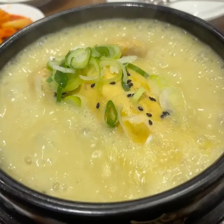 뽀얀 국물의 삼계탕