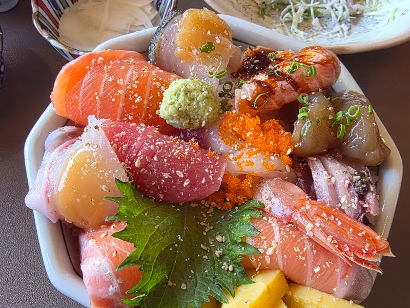 푸짐한 해산물 덮밥