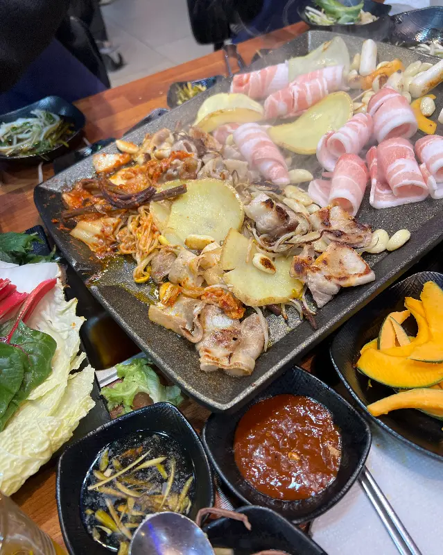 푸짐한 고기 한 상