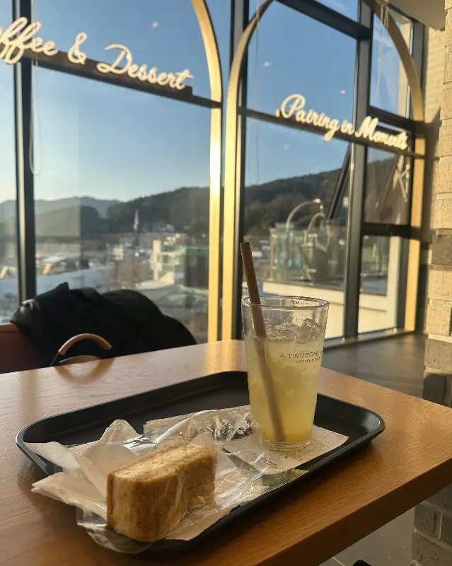 투썸플레이스 금정산성점의 창밖 풍경과 음료