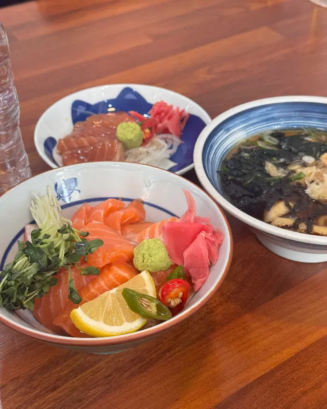 가게 한 켠을 장식하고 있는 피규어들