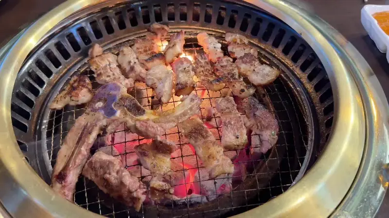 숯불 위에서 구워지는 돼지갈비