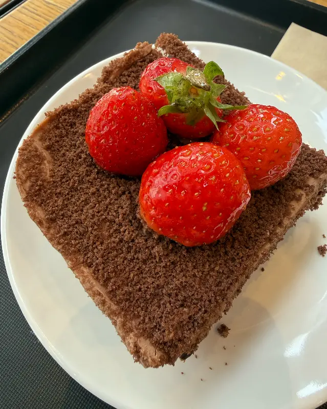 투썸플레이스의 딸기 초콜릿 생크림 케이크