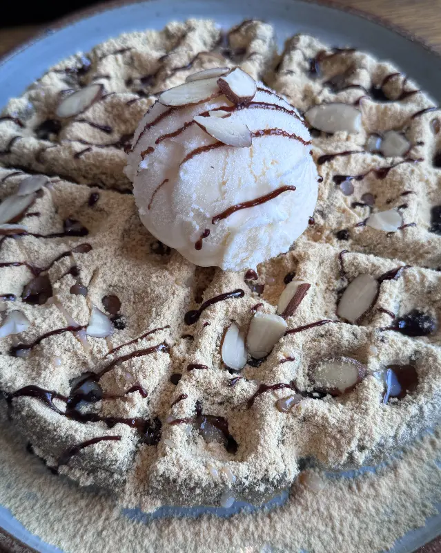 인절미 와플 위에 아이스크림 한 스쿱이 올려져 있는 모습