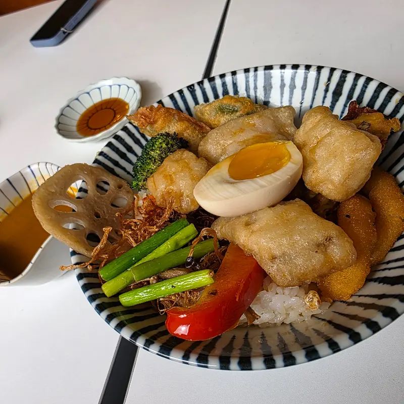 다양한 튀김이 올라간 텐동