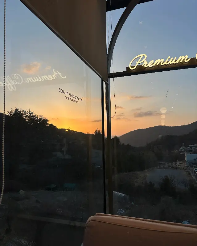 투썸플레이스 금정산성점 창밖으로 보이는 저녁 노을