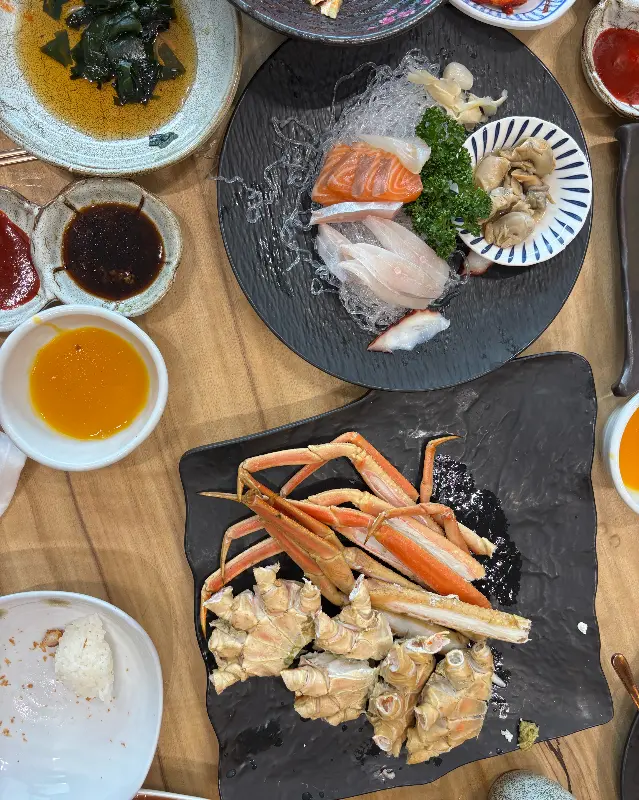 다양한 해산물 요리가 차려진 테이블