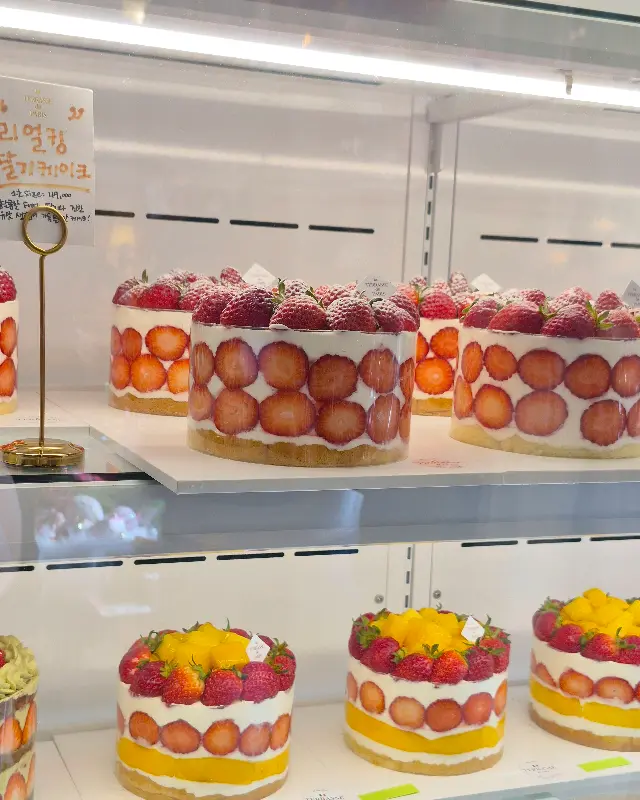 쇼케이스 가득 채운 딸기 케이크