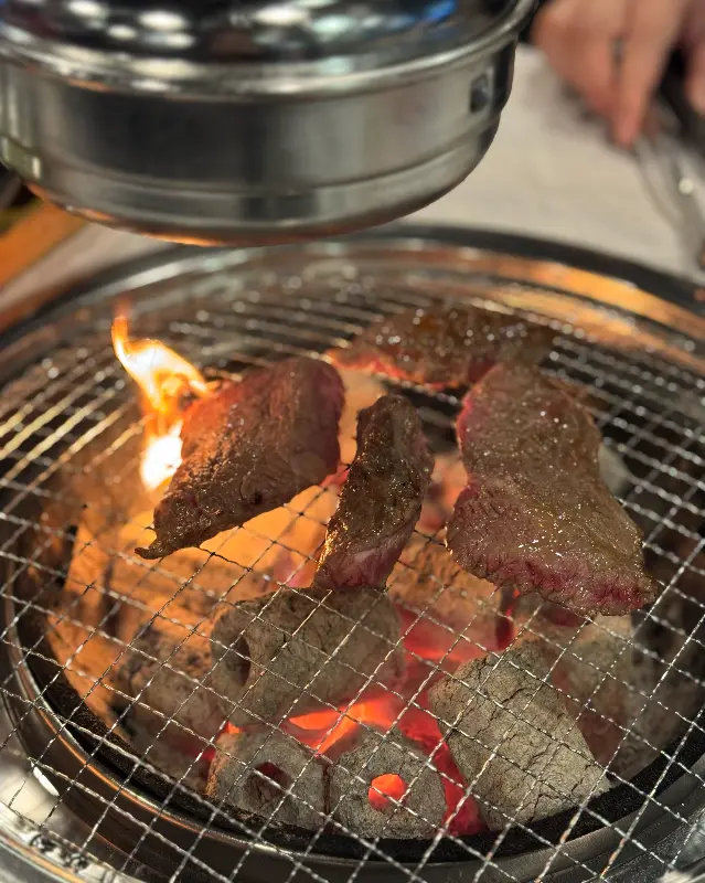 숯불 위에서 맛있게 익어가는 꽃갈비살