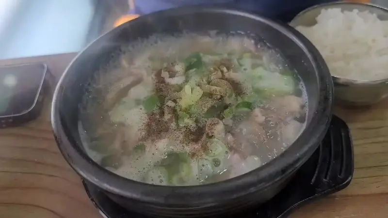 뽀얀 국물의 돼지국밥