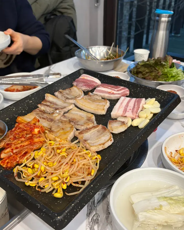 고기와 함께 즐기는 풍성한 한 상 차림