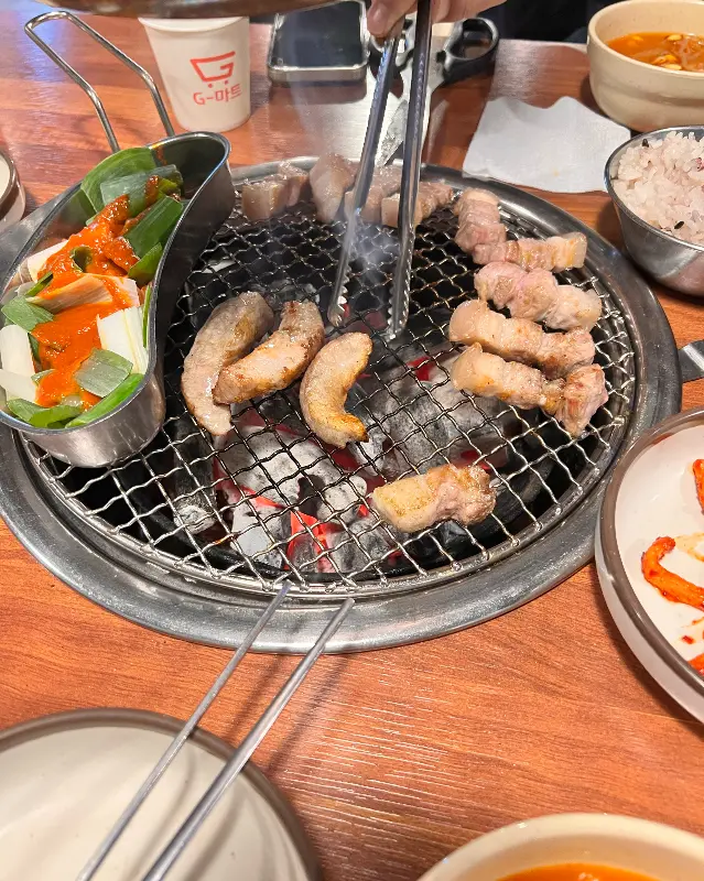 연탄불 위에서 구워지는 고기