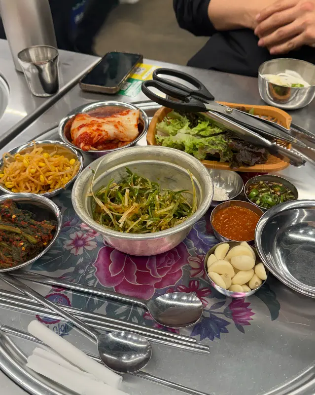 다양한 소스와 밑반찬이 담긴 쟁반