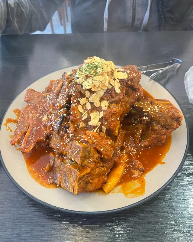 푸짐한 숯불 뼈구이