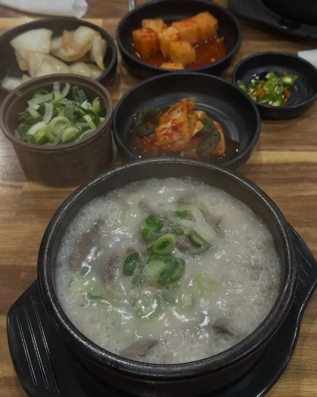 정갈하게 담겨 나온 기본 반찬