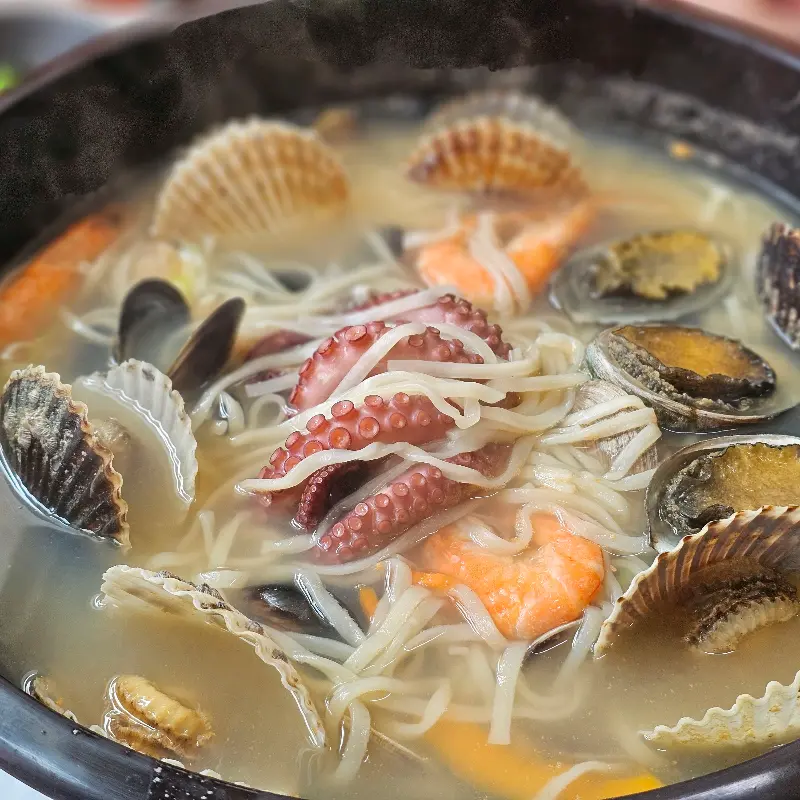 해물이 듬뿍 들어간 해물칼국수의 클로즈업 샷