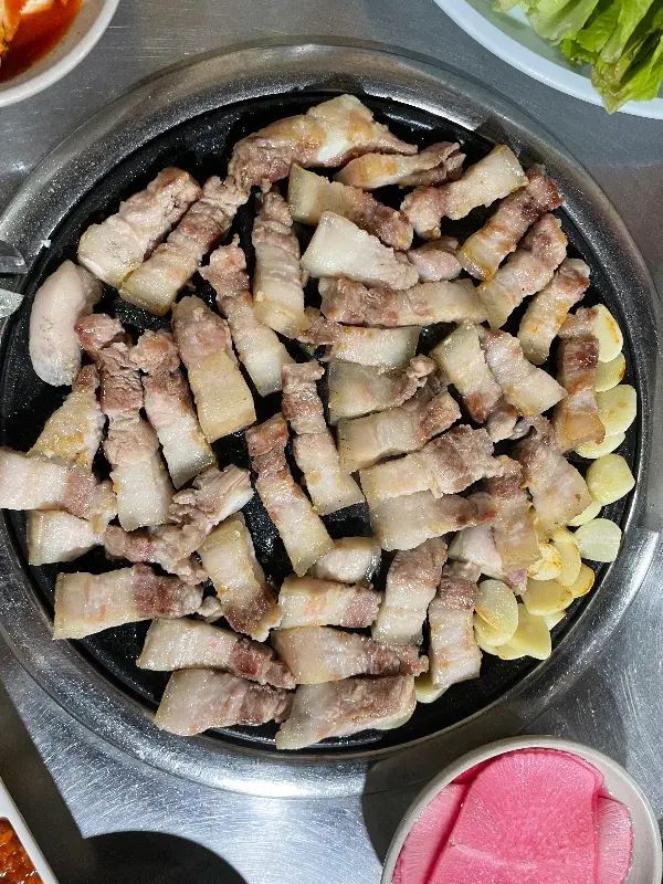 가지런히 구워진 삼겹살