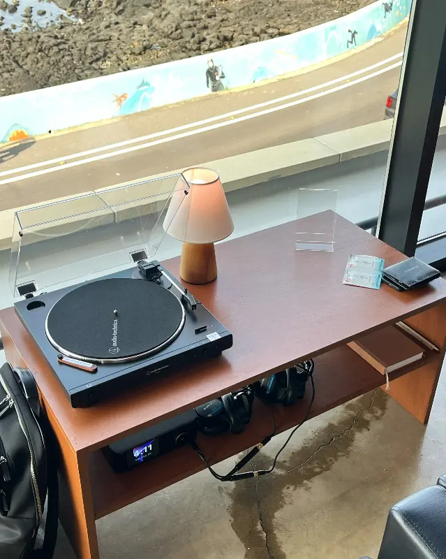 턴테이블과 테이블 램프