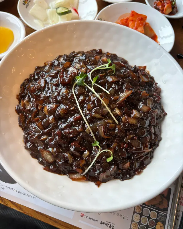 윤기 자르르 흐르는 짜장면