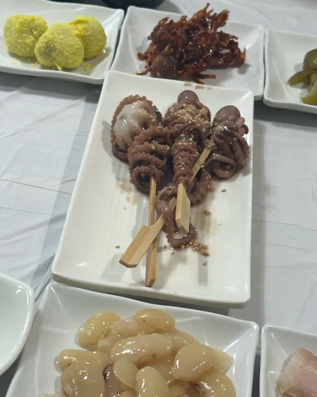 푸짐한 해산물이 가득 들어간 항아리 물회