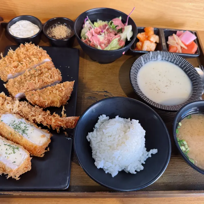 다채로운 구성의 돈까스 정식