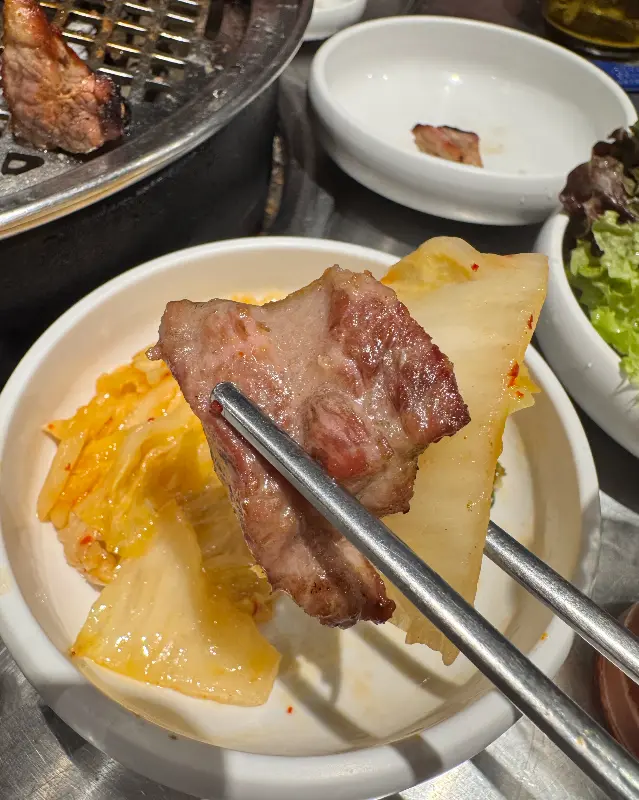 흑돼지와 백김치의 조화