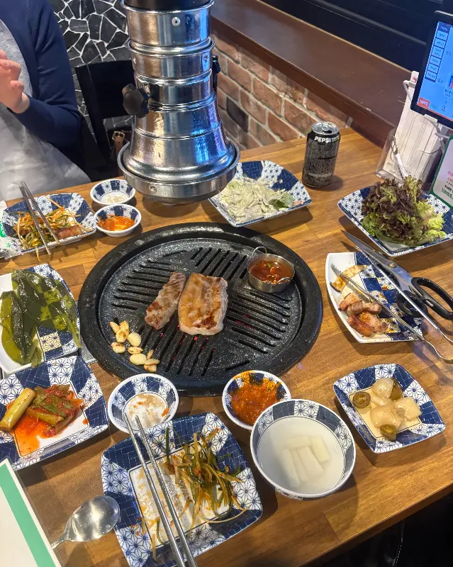 푸짐하게 차려진 밑반찬