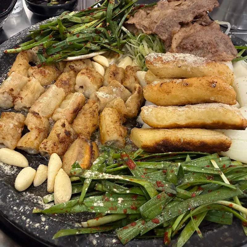 노릇하게 구워진 곱창, 입안 가득 퍼지는 고소함