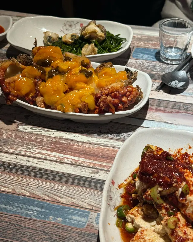 다양한 종류의 해산물과 요리들이 테이블을 가득 채운 모습