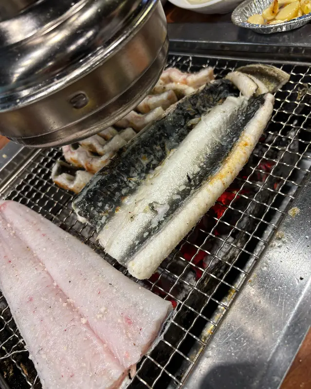 숯불 위에서 익어가는 장어