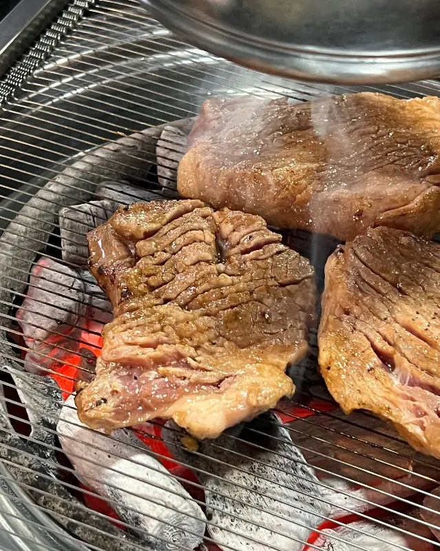 숯불 위에서 익어가는 돼지갈비