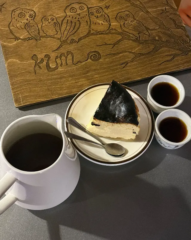 다양한 만화책이 비치된 책장