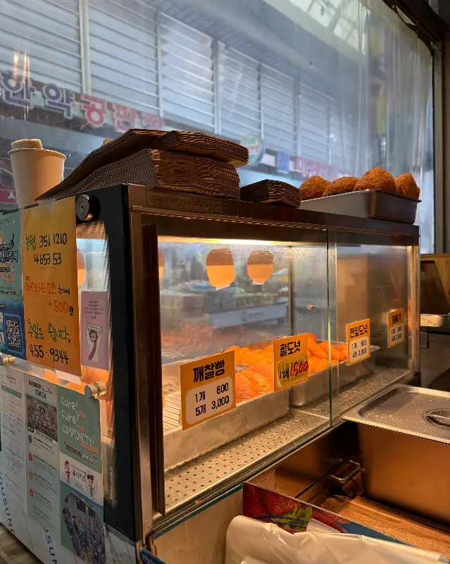 다양한 종류의 핫도그와 도넛이 진열된 쇼케이스